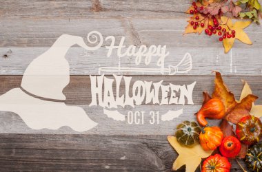 Kabaklar ve sonbahar yaprakları üzerinde ahşap arka plan. Cadılar Bayramı. Sonbahar konsepti