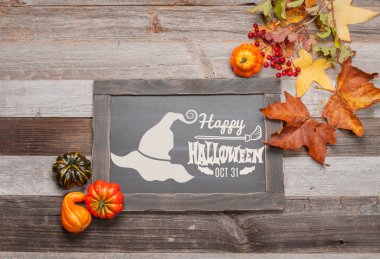 Kabaklar ve sonbahar yaprakları üzerinde ahşap arka plan. Cadılar Bayramı. Sonbahar konsepti