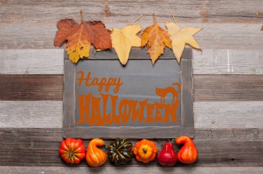 Kabaklar ve sonbahar yaprakları üzerinde ahşap arka plan. Cadılar Bayramı. Sonbahar konsepti