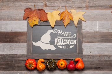 Kabaklar ve sonbahar yaprakları üzerinde ahşap arka plan. Cadılar Bayramı. Sonbahar konsepti