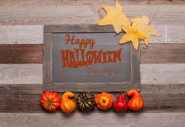 Kabaklar ve sonbahar yaprakları üzerinde ahşap arka plan. Cadılar Bayramı. Sonbahar konsepti