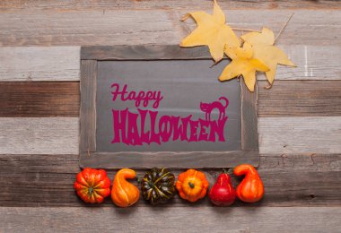 Kabaklar ve sonbahar yaprakları üzerinde ahşap arka plan. Cadılar Bayramı. Sonbahar konsepti