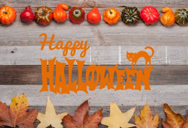 Kabaklar ve sonbahar yaprakları üzerinde ahşap arka plan. Cadılar Bayramı. Sonbahar konsepti