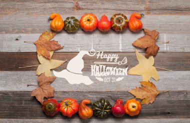 Kabaklar ve sonbahar yaprakları üzerinde ahşap arka plan. Cadılar Bayramı. Sonbahar konsepti