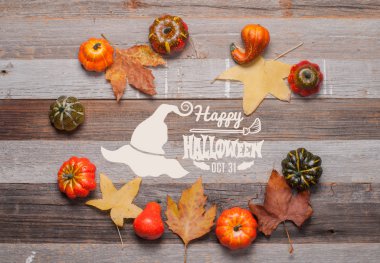 Kabaklar ve sonbahar yaprakları üzerinde ahşap arka plan. Cadılar Bayramı. Sonbahar konsepti