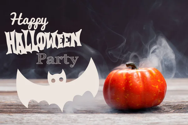 Cadılar Bayramı. Dumanlı karanlık gecede ürkütücü kabak