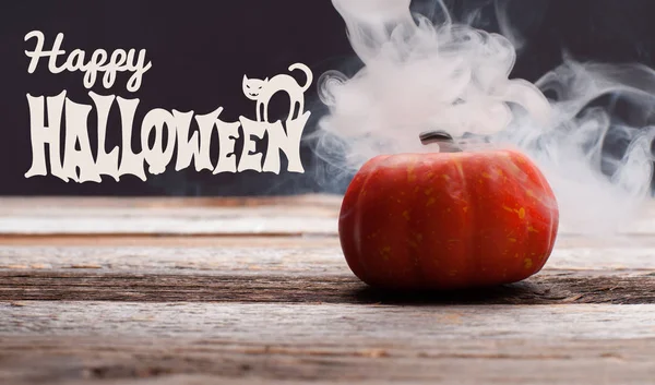 Cadılar Bayramı. Dumanlı karanlık gecede ürkütücü kabak