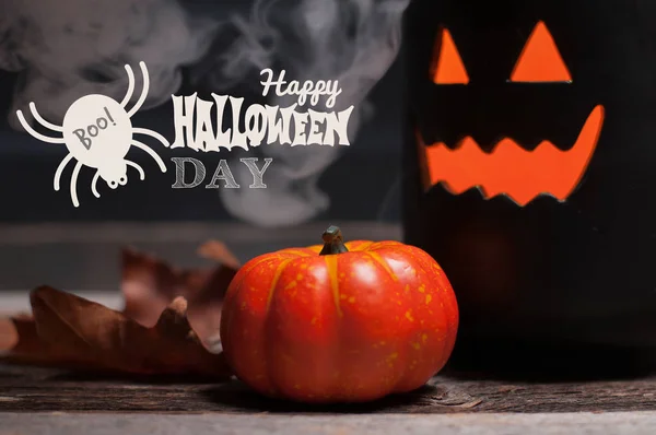 Halloween, calabaza espeluznante con humo en la noche oscura — Foto de Stock