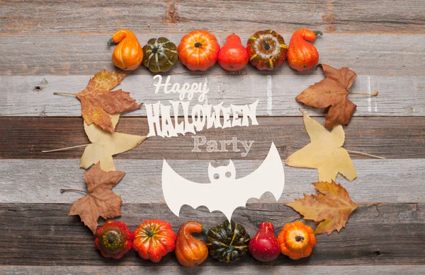 Kabaklar ve sonbahar yaprakları üzerinde ahşap arka plan. Cadılar Bayramı. Sonbahar konsepti