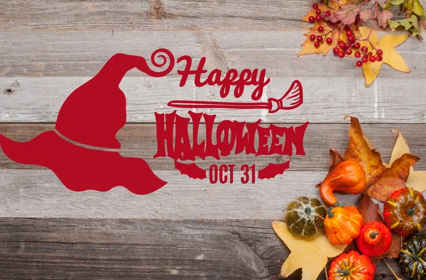 Kabaklar ve sonbahar yaprakları üzerinde ahşap arka plan. Cadılar Bayramı. Sonbahar konsepti