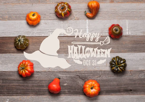 Kabaklar ahşap arka plan üzerinde. Cadılar Bayramı. Sonbahar konsepti