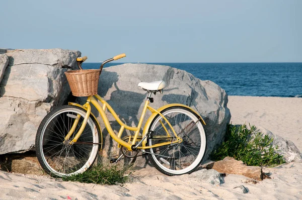 Rower z koszykiem na plaży — Zdjęcie stockowe