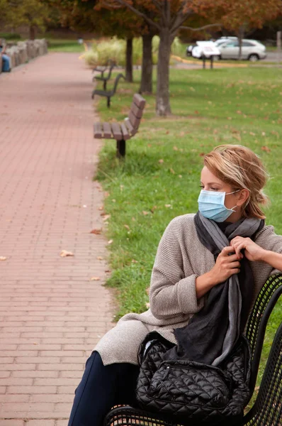 La mujer tiene resfriado o gripe. Chica tiene resfriado —  Fotos de Stock