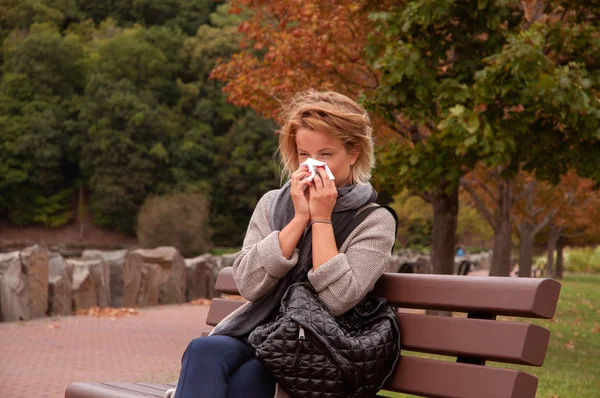 Woman has cold or flu.  Girl has sore throat — Stock Photo, Image