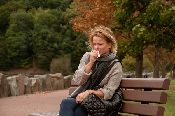 Kadının grip veya soğuk var. Öksürük