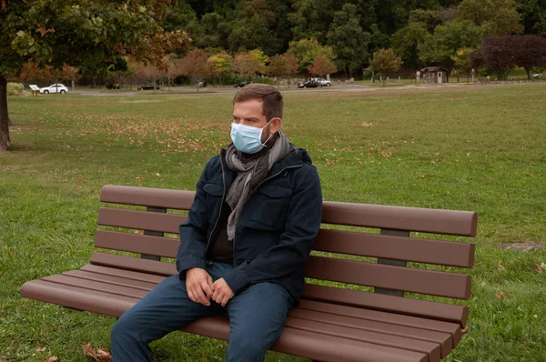 El hombre tiene resfriado o gripe. El hombre tiene resfriado —  Fotos de Stock