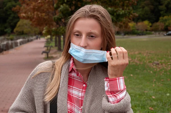 La mujer tiene resfriado o gripe. Chica tiene resfriado —  Fotos de Stock