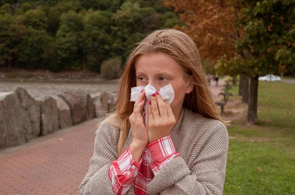 Woman has cold or flu. Girl has catch cold — Stock Photo, Image