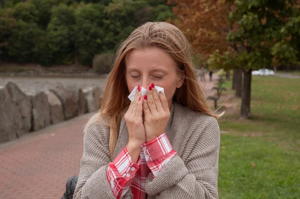 Woman has cold or flu. Girl has catch cold — Stock Photo, Image