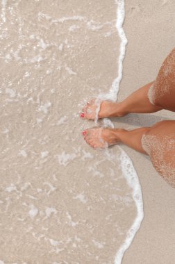 Tatil Sahilde, ayakları üzerinde deniz kıyısı