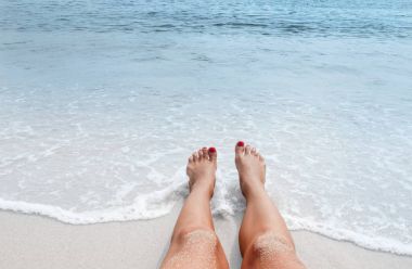 Tatil Sahilde, ayakları üzerinde deniz kıyısı