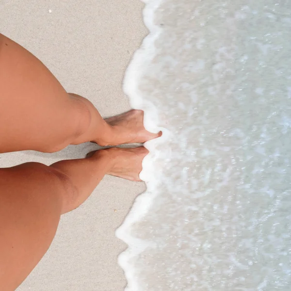 Férias na praia, pés na praia — Fotografia de Stock