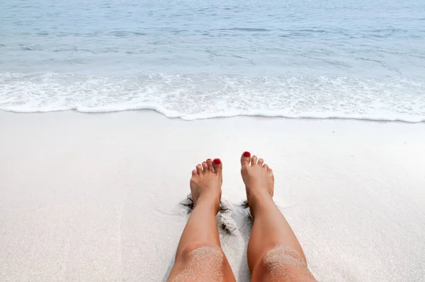 Vacation on the beach, feet on seashore — Stock Photo, Image