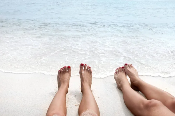 Wakacje na plaży, stopy na seashore — Zdjęcie stockowe