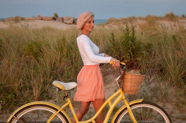 Прекрасная женщина с велосипедом на пляже — стоковое фото