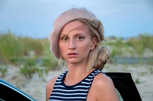 Porträtt av vacker kvinna på stranden. — Stockfoto