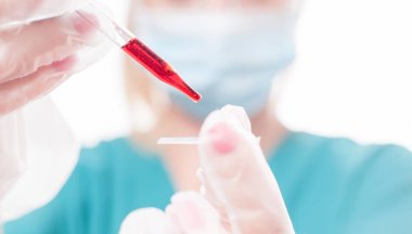 Kadın doktor kan testi yapıyor 