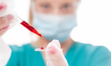 Kadın doktor kan testi yapıyor 