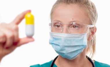 Kadın doktor, hemşire bir hap holding 