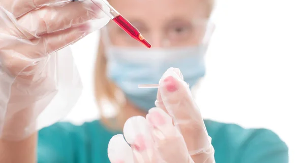 Kobieta lekarz robi badania krwi — Zdjęcie stockowe