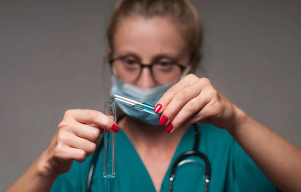 Ženský lékař dělá chemické testy — Stock fotografie