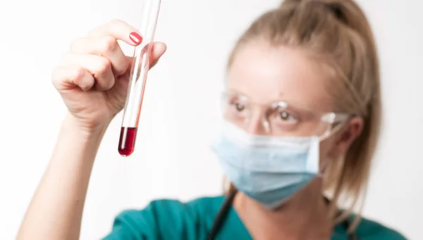 Жінка-лікар робить аналіз крові — стокове фото