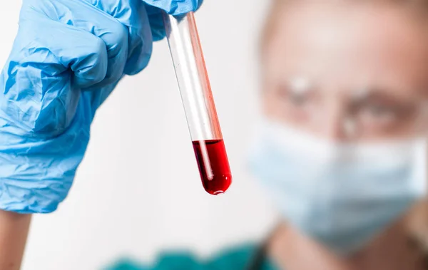 Médica a fazer o exame de sangue — Fotografia de Stock