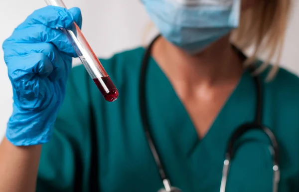 Doctora haciendo el análisis de sangre — Foto de Stock