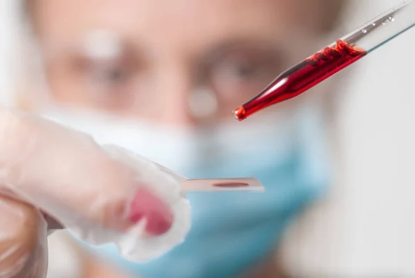 Doctora haciendo el análisis de sangre — Foto de Stock