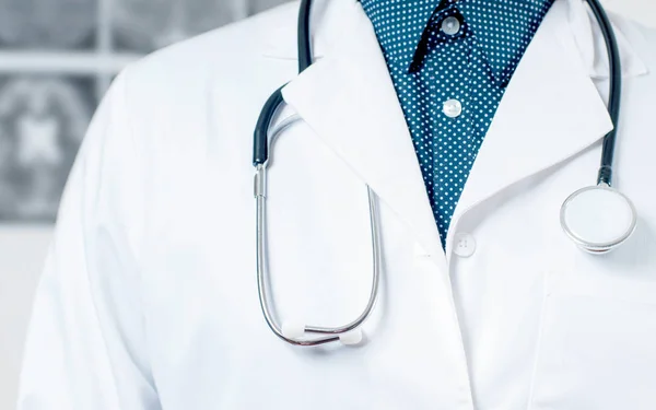 Manlig läkare med stetoskop. Hälso-och sjukvård, medicinska begrepp — Stockfoto