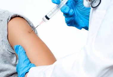 Aşı. Enjekte etme grip aşısı hastanın kol için doktor. 
