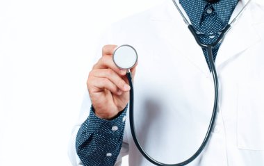 Elinde steteskop olan bir doktor. 