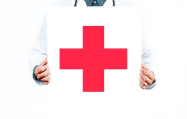 Erkek doktor ve Kızıl Haç işareti