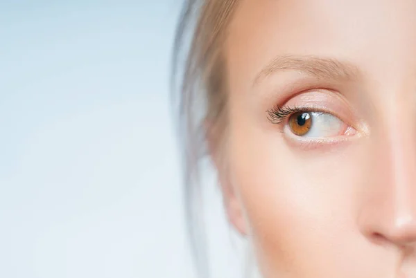 Глаза. Крупный план красивой женщины с карими глазами — стоковое фото