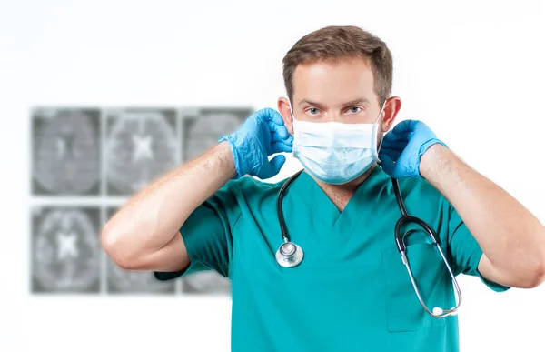 Manlig läkare med stetoskop och ansikte mask på sjukhus — Stockfoto