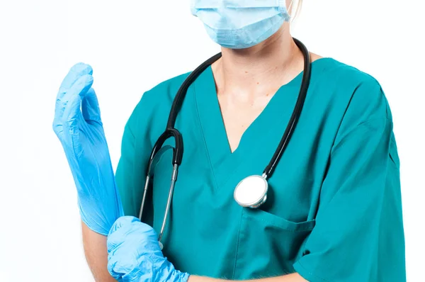 Médico cirujano en máscara estéril está usando guantes antes de la cirugía —  Fotos de Stock