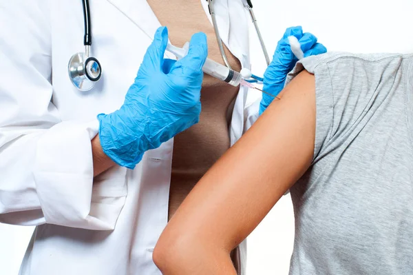 Vacinação. Médico que injeta vacina contra a gripe no braço do doente . — Fotografia de Stock
