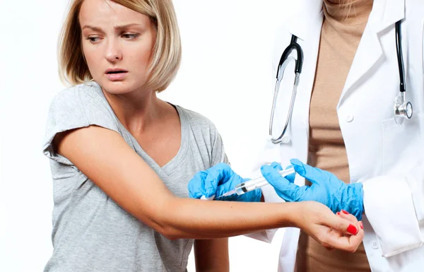 Vacinação. Médico que injeta vacina contra a gripe no braço do doente — Fotografia de Stock