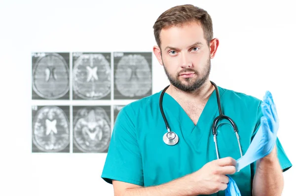 Чоловік Доктор зі стетоскопом і рукавичками в лікарні — стокове фото