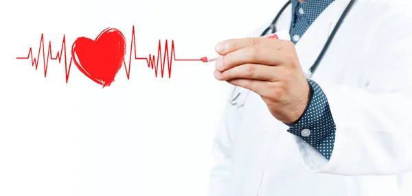 Medico maschio che disegna il simbolo del cuore e il battito cardiaco grafico — Foto Stock